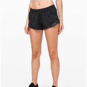 Lululemon Hotty Hot Short II 2.5 inch